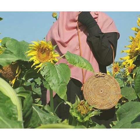 

TAS ROTAN BULAT MOTIF BUNGA LOTUS (Kancing Pita)