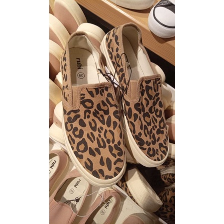SEPATU RUBI SLIP ON LEOPARD SALE