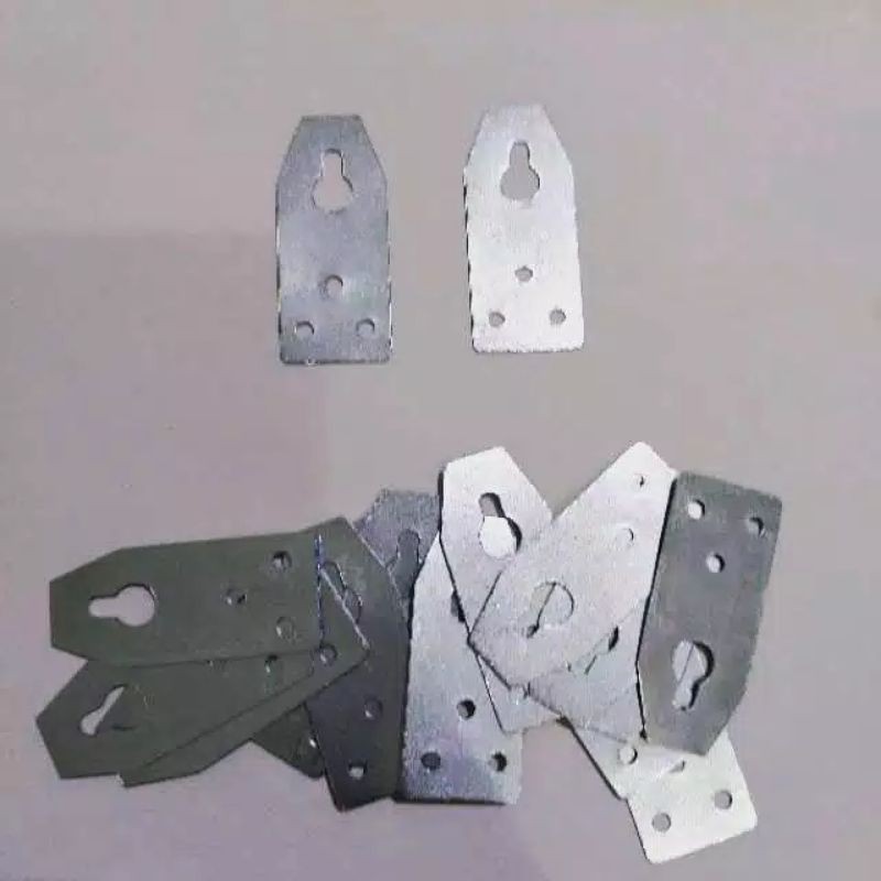 Gantungan plat kapstok papan tulis