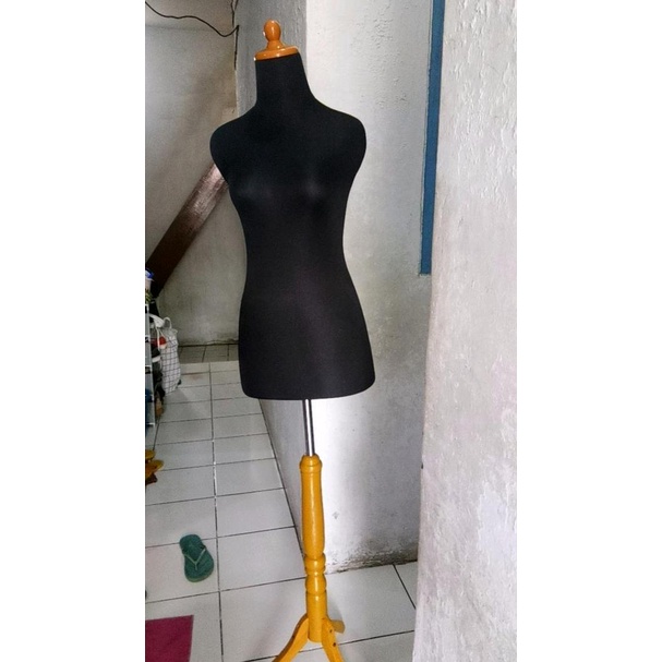 Manekin Body Cewek DM Hitam Kaki Kayu | Manekin Kain Hitam | Patung Display
