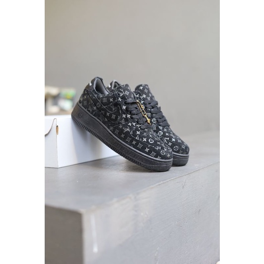 Nike Air Force 1 LV Triple Black