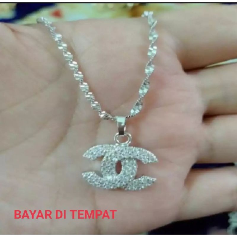 Kalung melintir Chenell warna silver