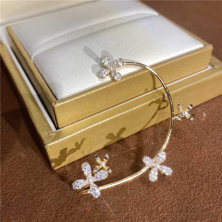 Anting Klip Tanpa Tindik Desain Bunga Kecil Hias Berlian Imitasi Gaya Korea Untuk Wanita