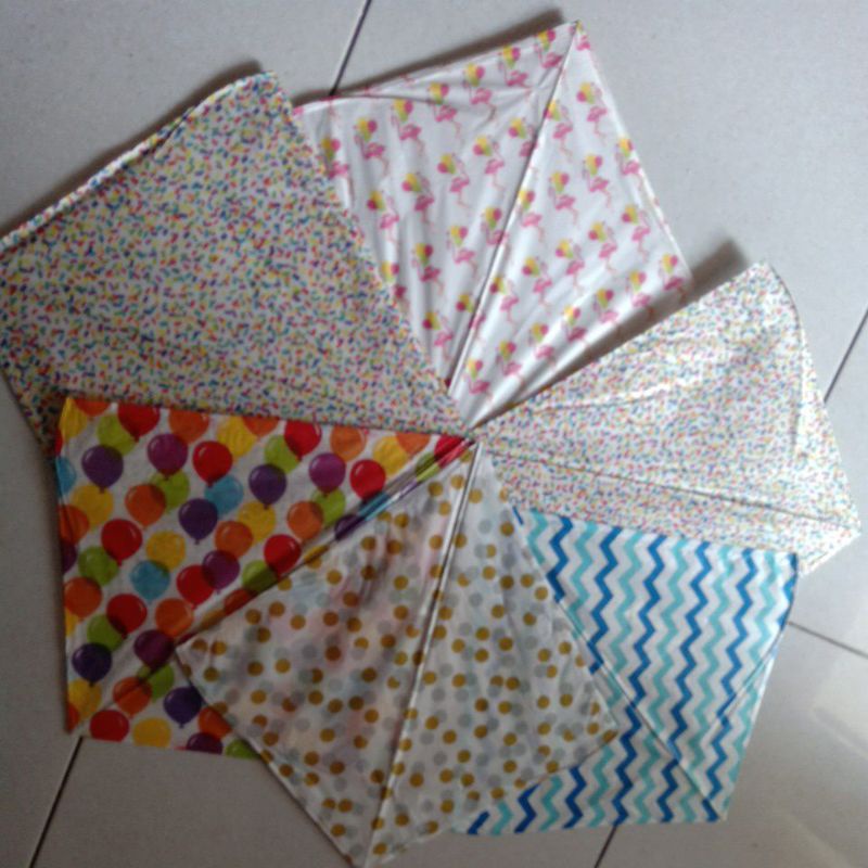 Mainan Terbang Layang Layangan Kertas Sanjung Motif Kado Ukuran 54