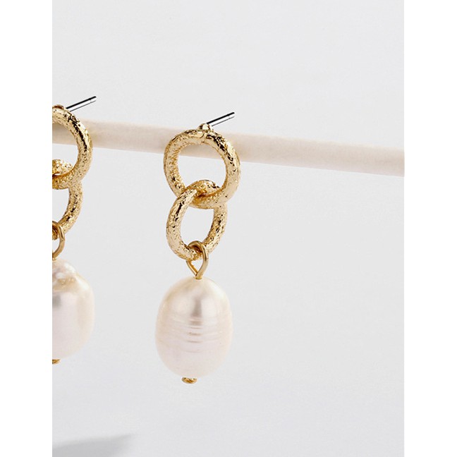 LRC Anting Tusuk Fashion Gold Beaten Circle Natural Shell Pearl Stud Earrings D28762