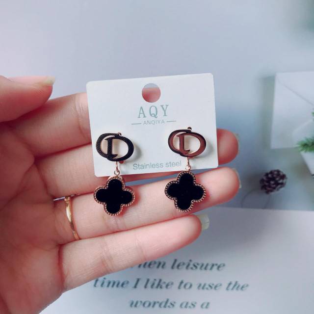 Aksesoris Anting fashion wanita titanium import model vancleed lv rosegold