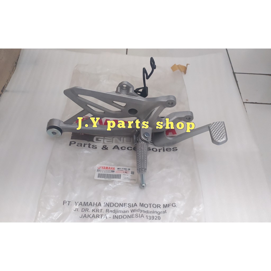 BESI FOOTSTEP FOOTREST FOOT STEP DEPAN KANAN ASSY PEDAL REM NEW R15 VVA V3 ORIGINAL YGP BK6-F7404-00