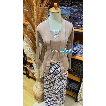 [1 Set] Kebaya Bludru Kutubaru + Jarik Instan / Nuansa Mocca