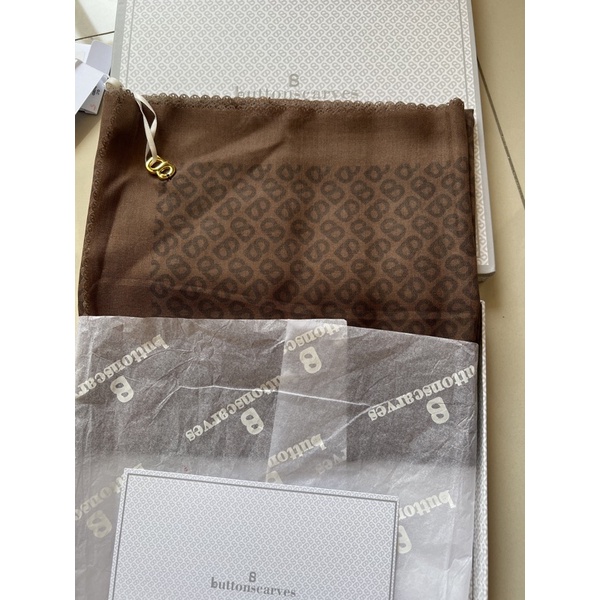 buttonscarves the tapis square ginger bread