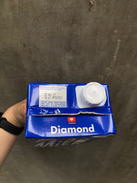 Susu UHT Full Cream Diamond 1 L / Susu Diamond 1 L