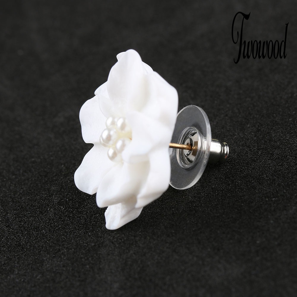 Anting Stud Bentuk Bunga Aksen Mutiara Imitasi Bahan Resin Untuk Wanita