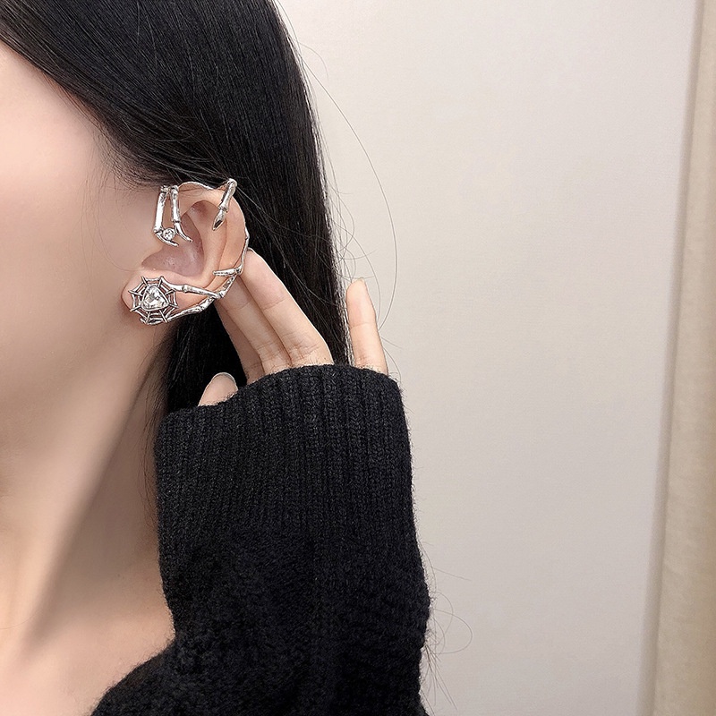 Anting Tusuk Model Retro Punk Bahan Metal Dengan Batu Zircon Untuk Wanita