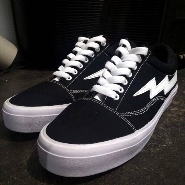 SEPATU WORD DIVISION CLASSIC PRO BLACK