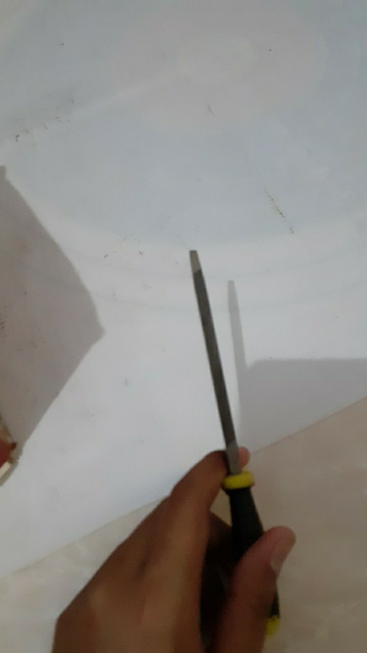 Kikir Gergaji Handle Karet Segitiga 4 Inch