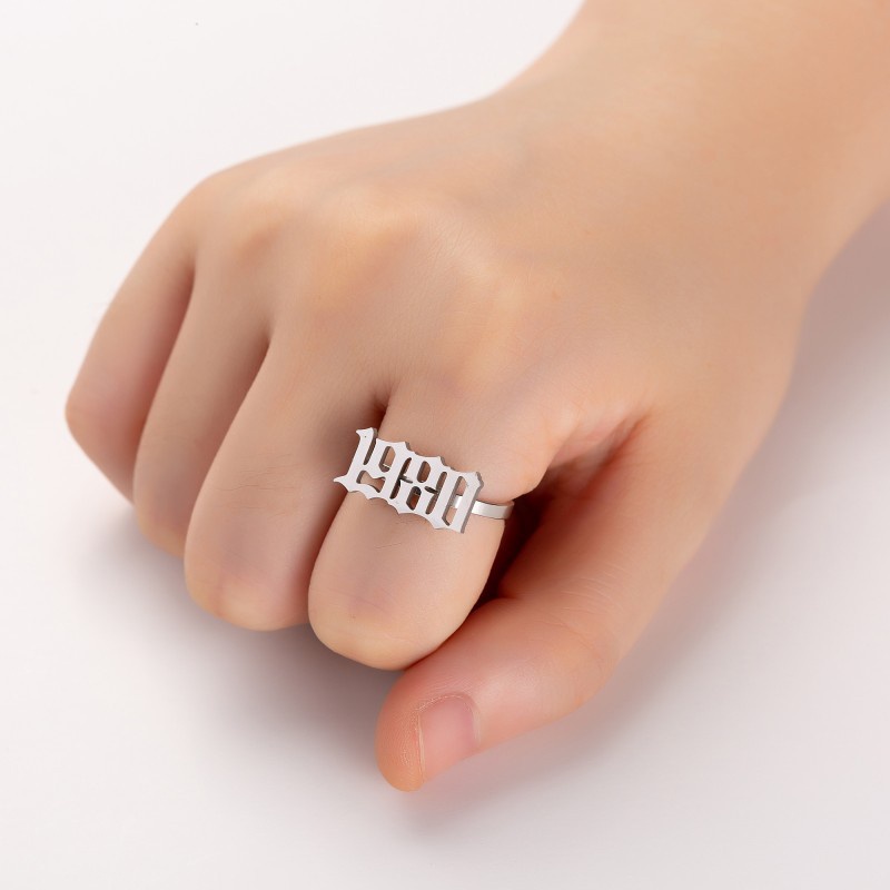 Cincin Desain Angka Tulisan Tanggal Tahun Kelahiran 1980-2001 Dapat Disesuaikan Bahan Stainless Steel Untuk Pria Dan Wanita