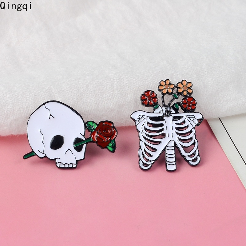 Bros Pin Enamel Bentuk Tengkorak Putih Dengan Bunga Gaya Gothic Untuk Hadiah