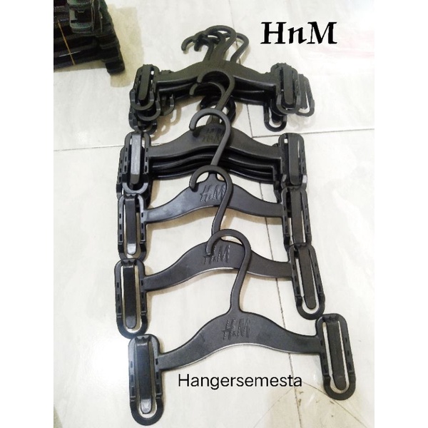 HANGER JEPIT CELANA BRANDED 20 CM HITAM BAHAN PLASTIK