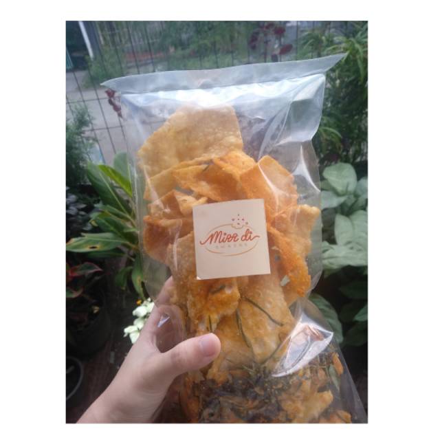 

KERIPIK PANGSIT DAUN JERUK 200gr