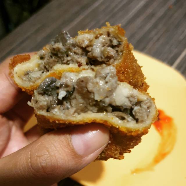 

Risol beef creamy mushroom isi 5