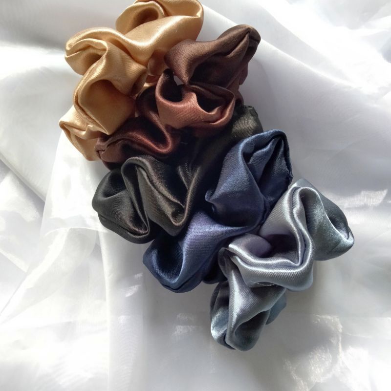 Scrunchies Satin Warna Gelap Kuncir Rambut Tidak Pusing