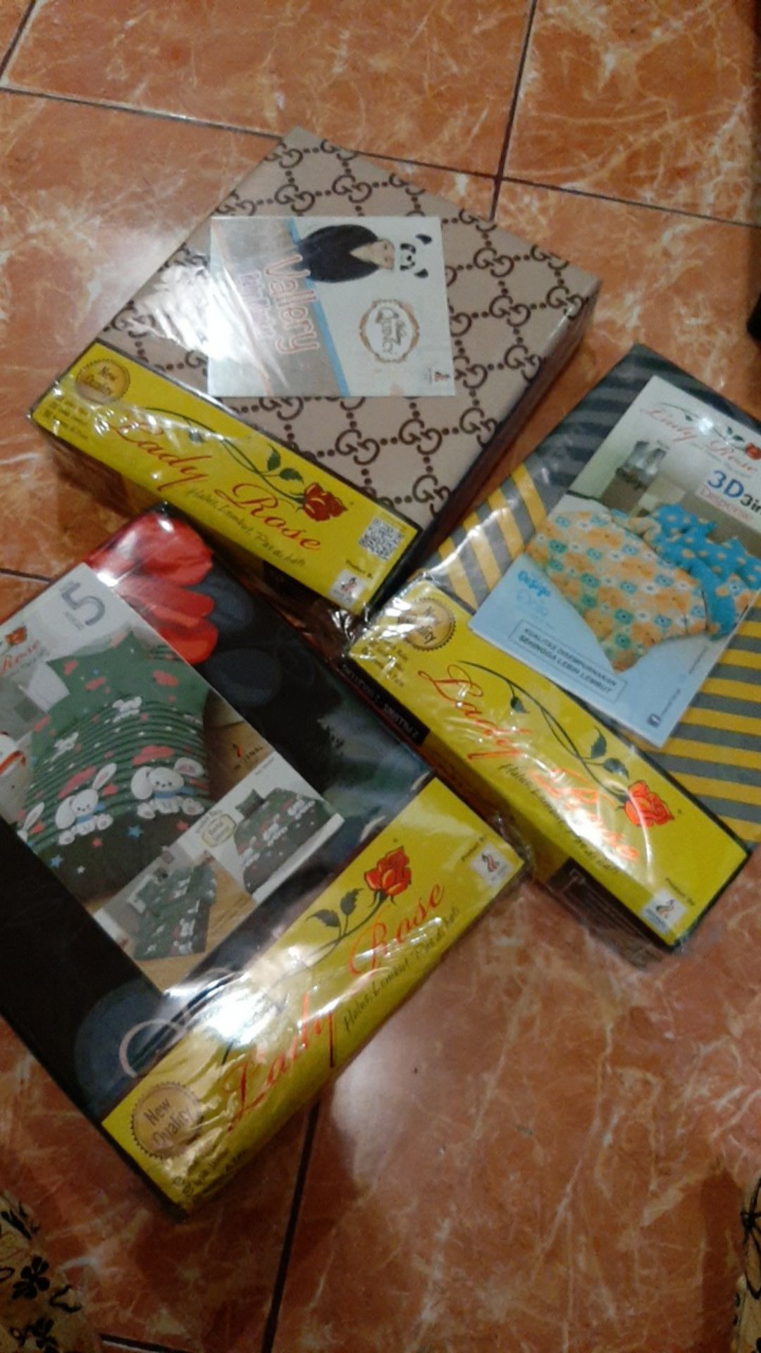 Sprei Lady Rose Uk. King (180x200) Dan Uk. Queen (160x200) Motif Louise, Gisel, Aurel Dan Gc