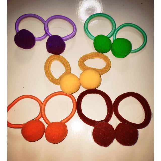 Ikat rambut pom-pom besar