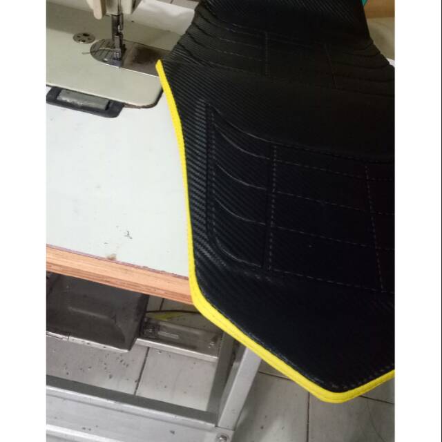 jok motor vixion old bodi new slim polos pres variasi kuning_vixion old (lama) body new