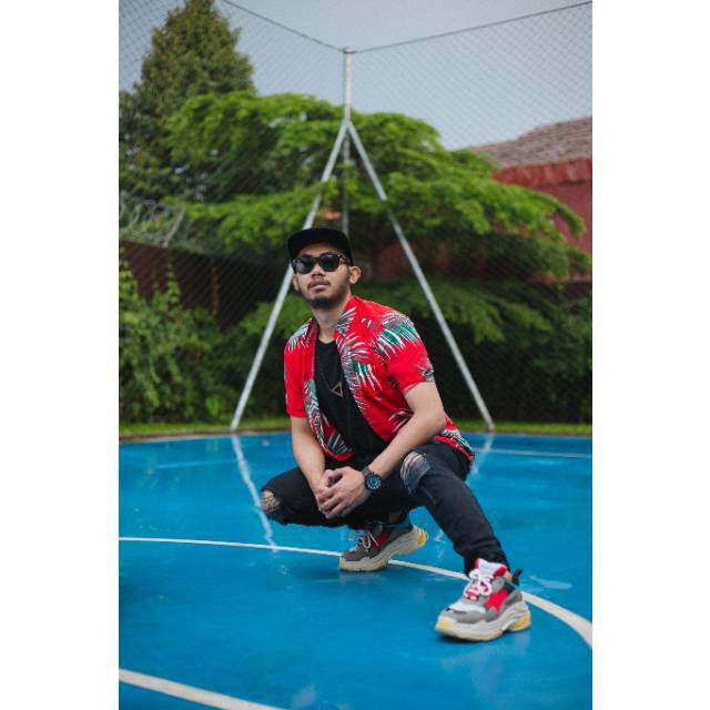 kemeja pendek pria merah motif daun/kemeja floral pria