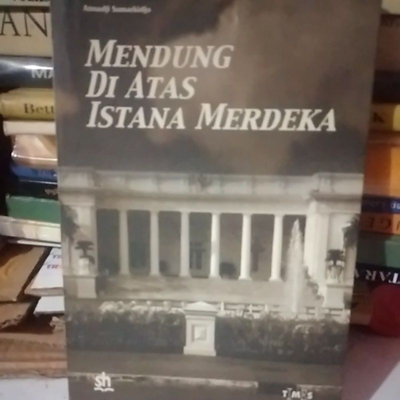 Mendung Di Atas Istana Merdeka