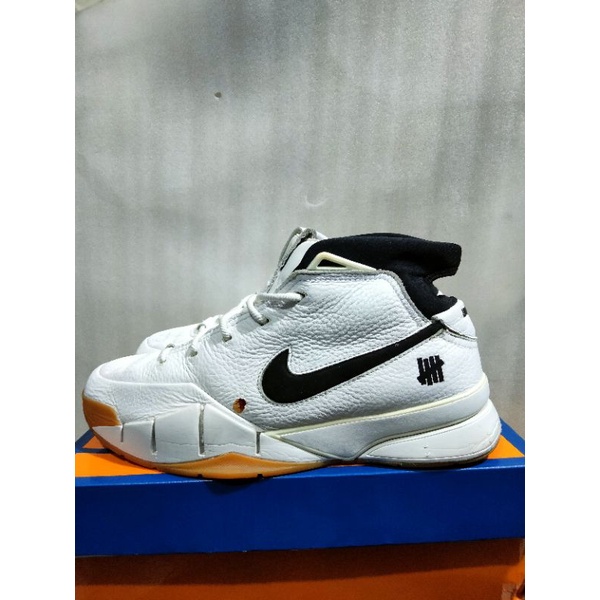 all white kobe 1