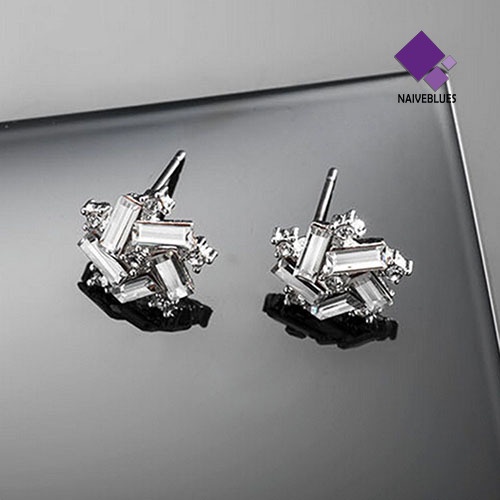 Anting Stud Desain Kincir Angin Keberuntungan Aksen Berlian Imitasi Warna Silver Untuk Wanita