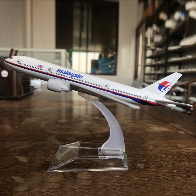 Mainan Pesawat Terbang Malaysia Airlines 737 747 Airbus 320 Diecast Alloy Ukuran 16CM