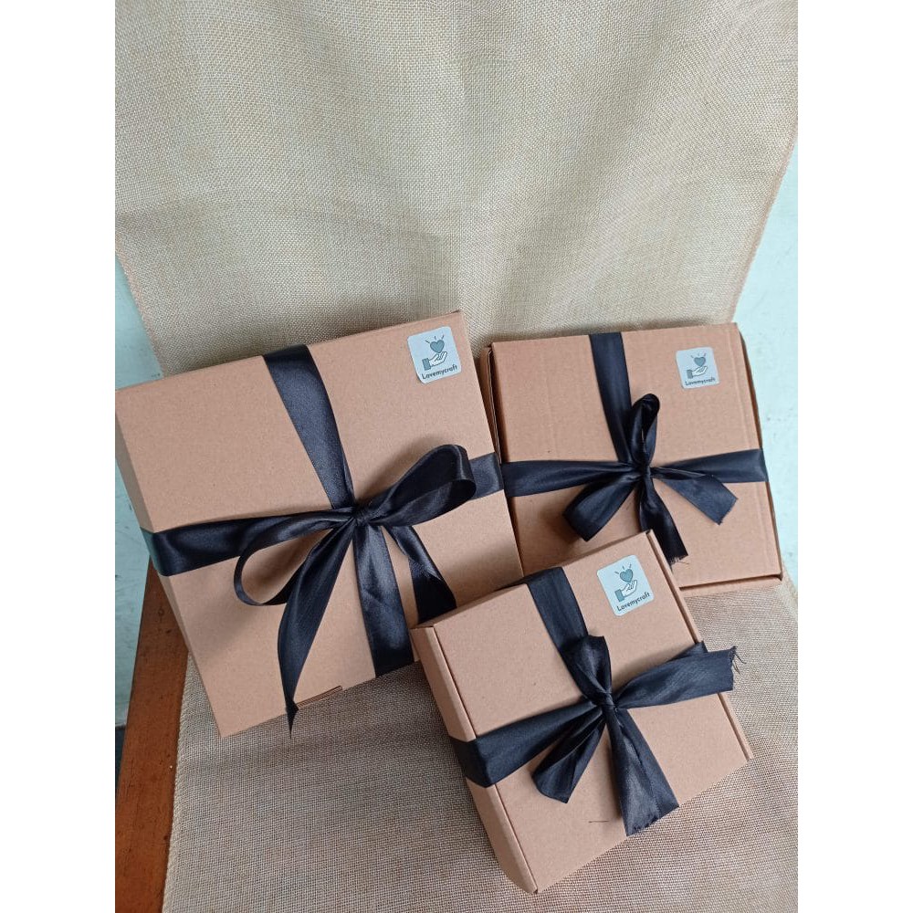 

Kotak Kado Gift Box Pita Satin Hadiah Ulang Tahun Kado Wisuda