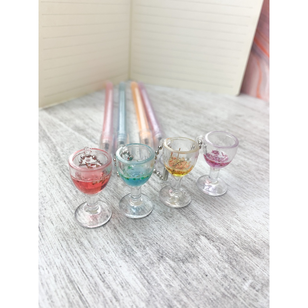 

Pulpen/Bolpen/Alat Tulis/ Pen/ Gel Warna Hitam Gantungan Karakter Gelas Cocktail, Lucu, Unik, dan Murah !!