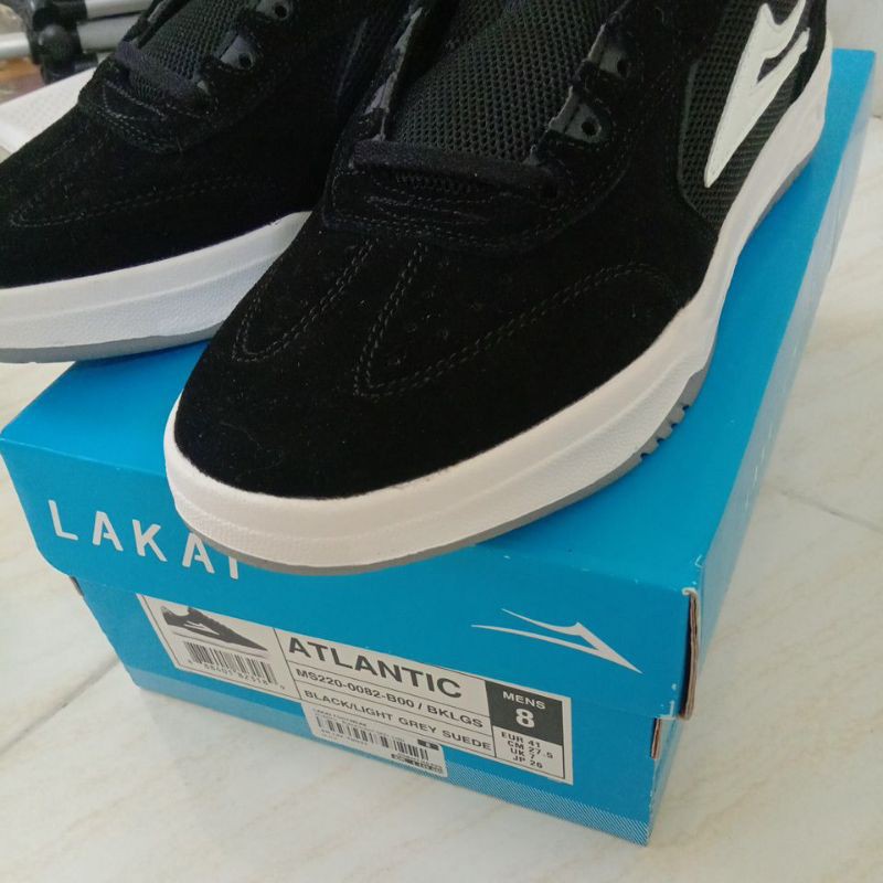 sepatu lakai