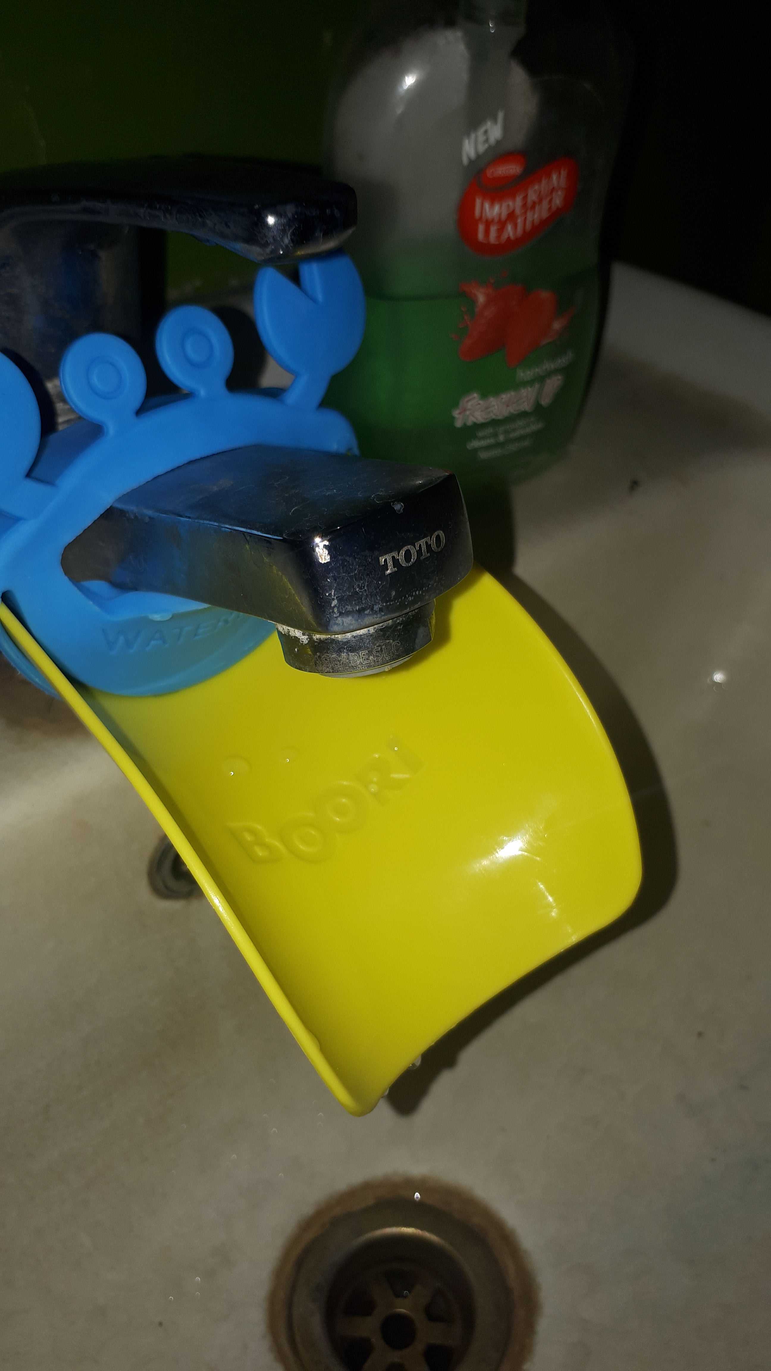 Sambungan Kran Dengan Kuas Bisa Diputar Ditekuk Hemat Air