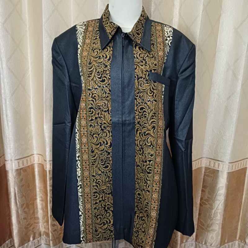 Jasket pria dengan motif batik size XL