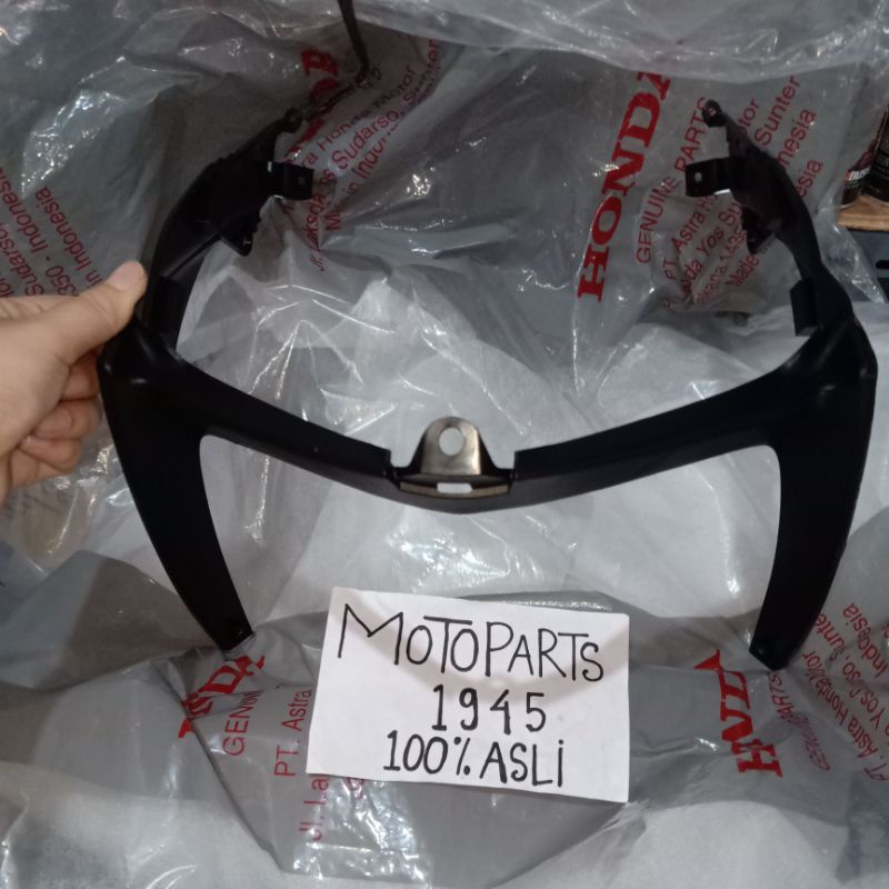 GARNISH DUDUKAN LAMPU DEPAN VARIO 110 FI ORIGINAL AHM