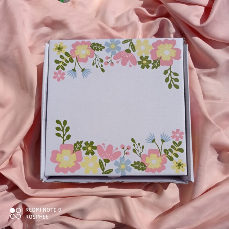 

Box Motif Kardus Baru Die Cut Kardus Motif Bunga 21x21x4.5 Dan 24x24x7