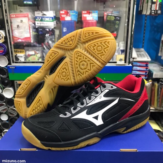 sepatu merk mizuno