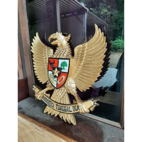 hiasan dinding lambang garuda pancasila ukiran kayu jati