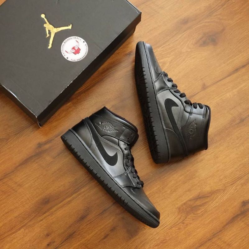 Nike Air Jordan 1 High Triple Black•