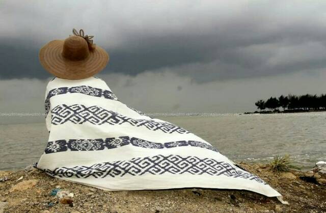 Kain Tenun Blanket Etnik Putih Tulang