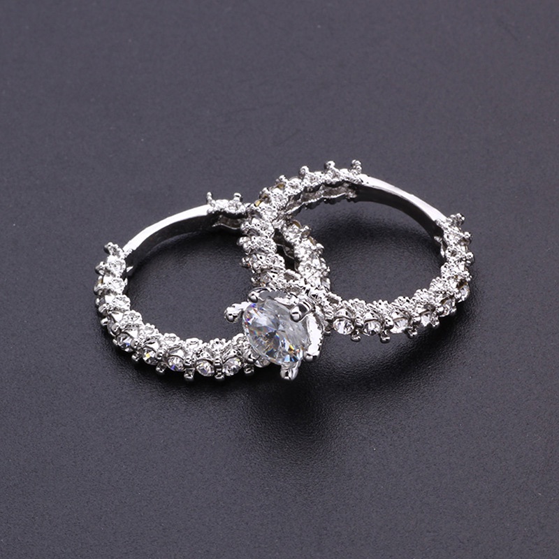 Fancyqube 2pcs / Set Perhiasan Cincin Berlian Bulat Enam Cakar Gaya Eropa Dan Amerika Untuk Pernikahan Wanita
