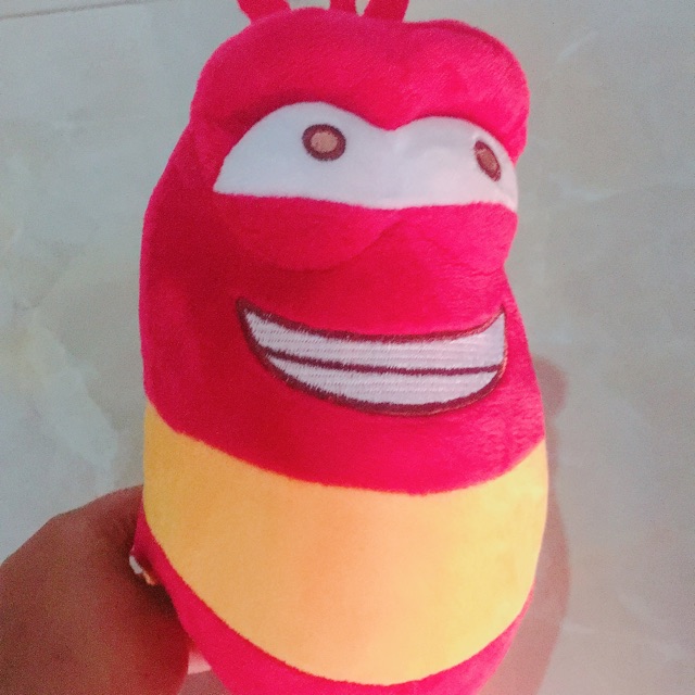 Boneka larva merah