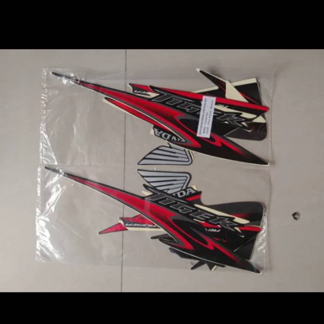 Striping & list bodi striker tiger Revo 2013 hitam merah