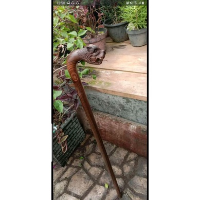 Tongkat jalan kayu bertuah ukir