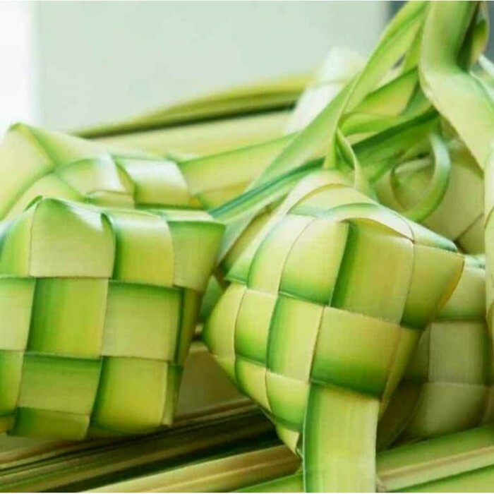 

Janur Ketupat Cangkang Ketupat Lembaran Sudah matang, kosong atau Janurnya saja1 buah
