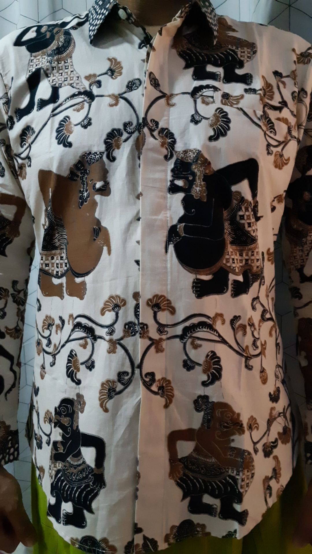 Kemeja Batik Pria Lengan Panjang Slimfit Premium Motif Wayang Warna Putih Tulang 724735 Cap 72