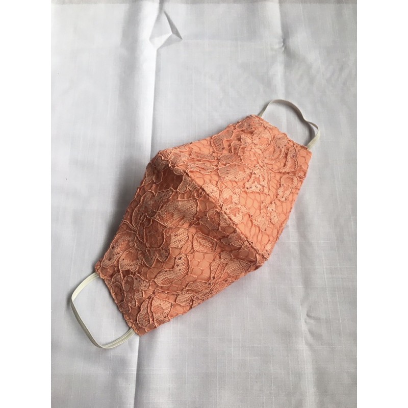 Masker brukat 3ply warna peach salem pink motif bunga. Masker pesta/acara/kondangan
